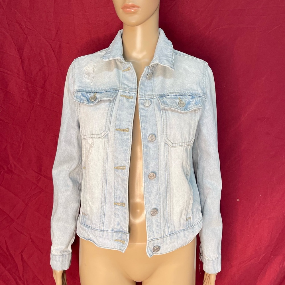 Refuge Light Wash Distressed Denim Jacket Women’s Small
